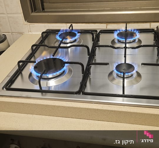כיריים גז עם להבות כחולות במטבח
